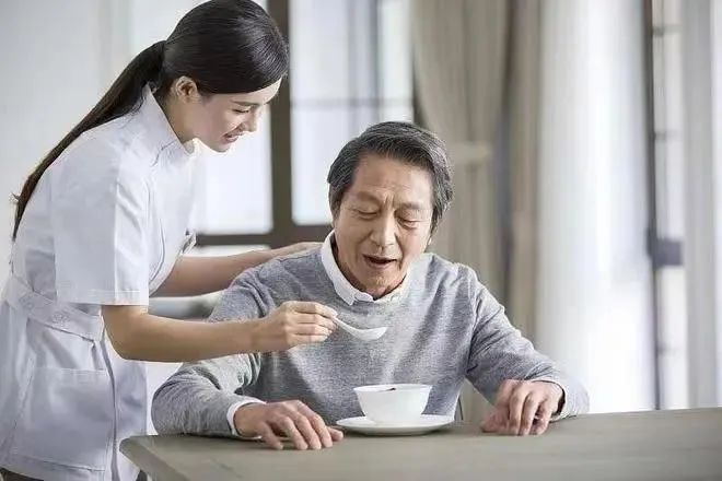 老人选择养老院