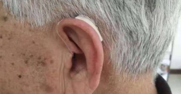 老年人出现听力问题时，如何进行干预