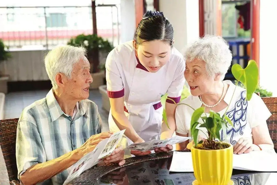 仰头玩手机能预防颈椎病,长时间也会吃不消