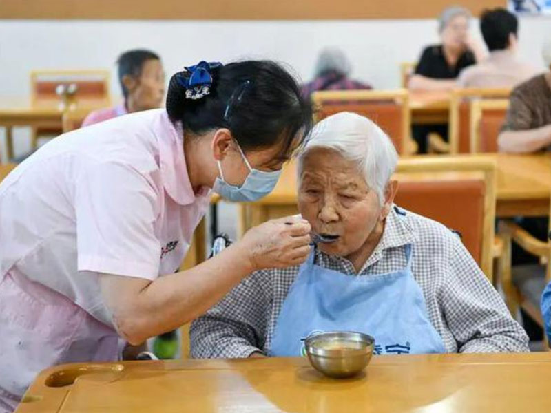 为失能老年人建立多层次养老服务保障体系