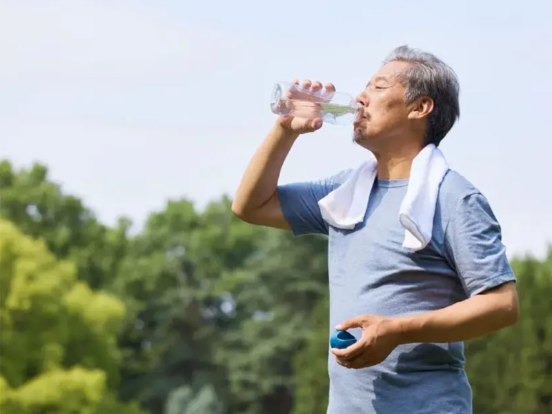 炎炎夏季,老年人应该如何健康补水？